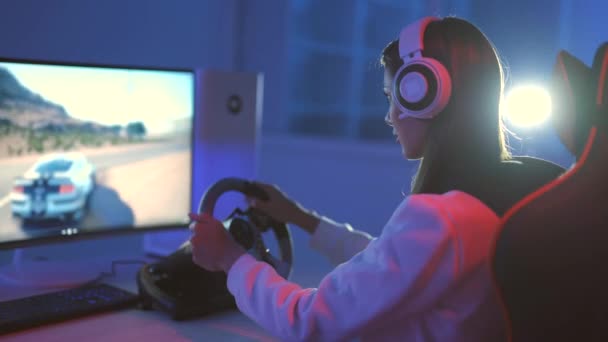 Όμορφη Γυναίκα Παίζει Ένα Αγωνιστικά Βιντεοπαιχνίδια Στο Σκοτεινό Δωμάτιο — Αρχείο Βίντεο