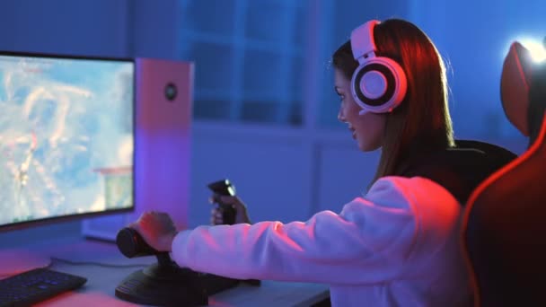 Όμορφη Gamer Κορίτσι Ακουστικά Παίζει Βιντεοπαιχνίδια — Αρχείο Βίντεο
