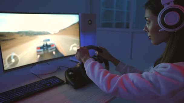 Jeune Femme Joue Des Jeux Vidéo Avec Volant Dans Chambre — Video