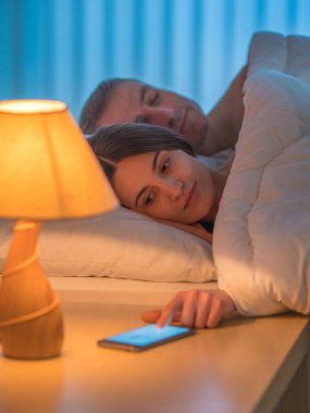 Yatakta uyuyan güzel çift. Akşam vakti.