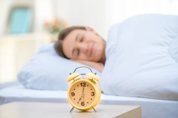 Reloj Clásico Fondo Una Mujer Dormida — Foto de Stock