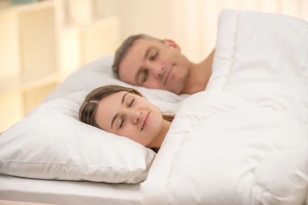 Das Schöne Paar Schläft Auf Dem Bett — Stockfoto