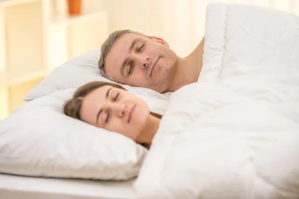 幸せな夫婦がベッドで寝てる — ストック写真