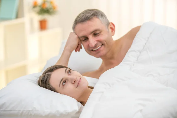 Das Liebespaar Lag Auf Dem Bett Und Sah — Stockfoto