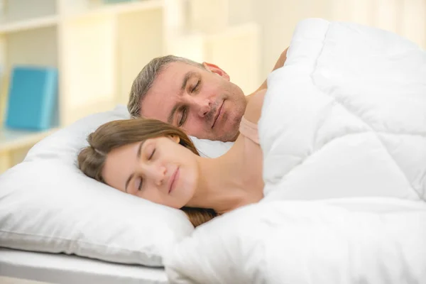 Закохані Пара Спить Ліжку — стокове фото