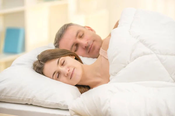 Szczęśliwa Para Śpiąca Łóżku — Zdjęcie stockowe