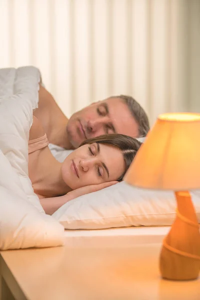 Beautiful Couple Sleeping Bed Background Bedside Lamp — Stock Photo, Image