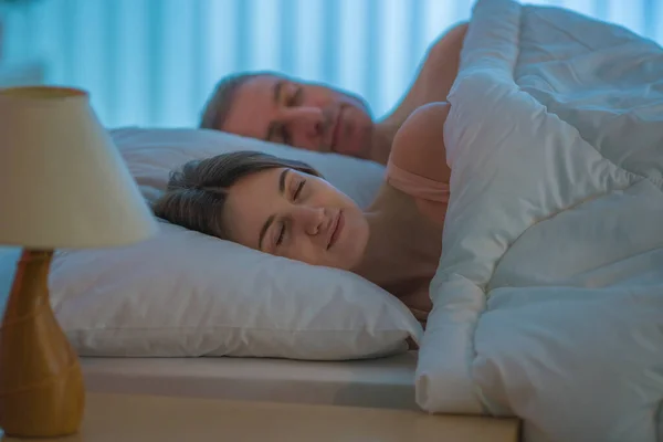 Casal Bonito Dormindo Cama — Fotografia de Stock