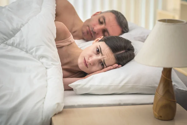 Die Besorgte Frau Lag Neben Dem Mann Auf Dem Bett — Stockfoto