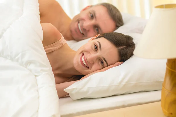 Pareja Amantes Felices Yacía Cama — Foto de Stock