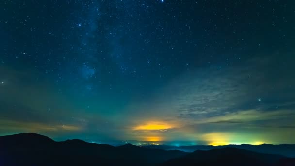 Nuvem Flui Acima Das Montanhas Fundo Pôr Sol Lapso Tempo — Vídeo de Stock