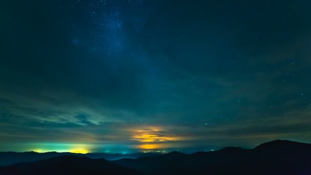 Nuage Coule Dessus Des Montagnes Sur Fond Coucher Soleil Délai — Video