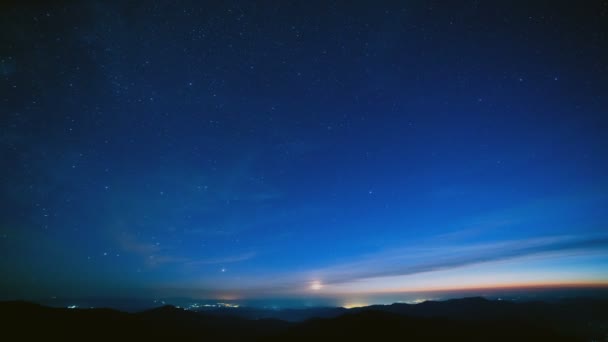 Dağların Üstündeki Yıldızlı Gökyüzü Zaman Aşımı — Stok video