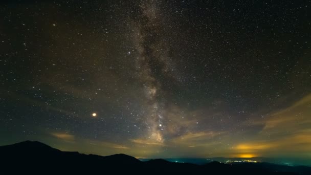 Dağların Üstündeki Meteor Yağmuru Akşam Vakti — Stok video