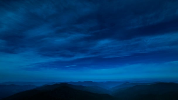 Σύννεφο Ρέει Πάνω Από Βουνά Βραδινή Νύχτα — Αρχείο Βίντεο