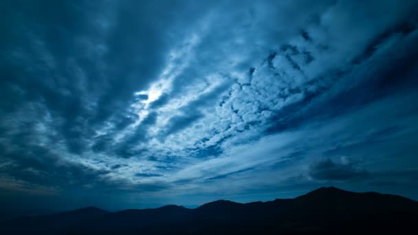 Nuvola Scorre Sopra Montagne Sera Notte — Video Stock