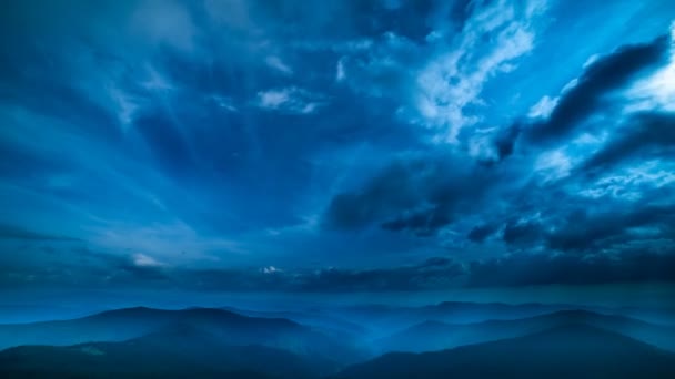 Όμορφο Ορεινό Τοπίο Φόντο Νέφους Βραδινή Νύχτα — Αρχείο Βίντεο