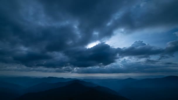 Der Wolkenstrom Vor Dem Hintergrund Der Berge Abend Nacht — Stockvideo