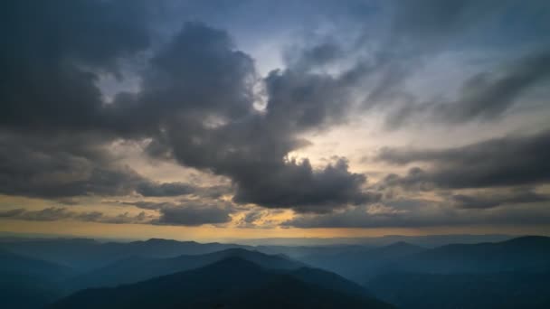 Der Malerische Sonnenuntergang Über Den Bergen Zeitraffer — Stockvideo