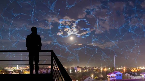 Mies Seisoo Rakennuksen Katolla Yötaivaan Holografisen Taustan Päällä — kuvapankkivalokuva