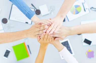 Masada altı kişi el ele tutuşuyor. Yukarıdan görünüm