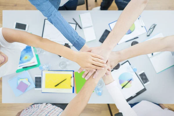 Sei Persone Tengono Mano Sul Desktop Vista Dall Alto — Foto Stock