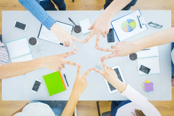 Sei Studenti Tengono Mano Sul Desktop Vista Dall Alto — Foto Stock