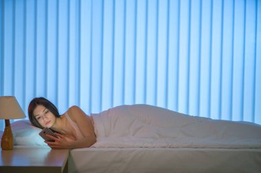 Genç kadın yatağa ve telefona uzandı. Akşam vakti.