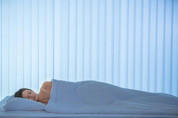 Κοιμισμένη Γυναίκα Ξάπλωσε Στο Κρεβάτι Βραδινή Νύχτα — Φωτογραφία Αρχείου
