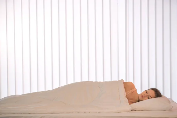 Όμορφη Γυναίκα Που Κοιμάται Στο Κρεβάτι Λευκά Σεντόνια — Φωτογραφία Αρχείου