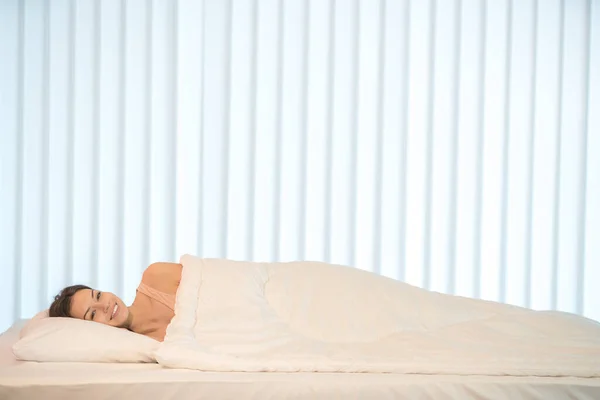 Femme Sourire Couché Dans Lit Avec Linge Blanc — Photo