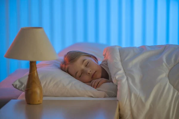 Gadis Muda Tidur Tempat Tidur Malam Waktu Malam — Stok Foto