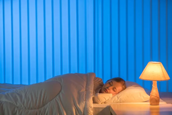 Das Mädchen Schläft Auf Dem Bett Abendliche Nacht — Stockfoto