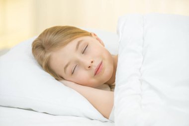 Yatakta uyuyan tatlı kız.