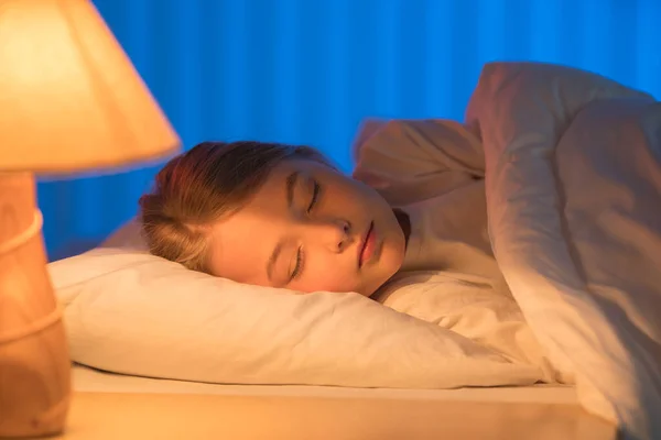 Jolie Fille Qui Dort Sur Lit Soirée Nuit — Photo