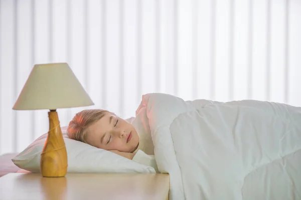 Menina Bonita Dormindo Cama Com Lençóis Brancos — Fotografia de Stock