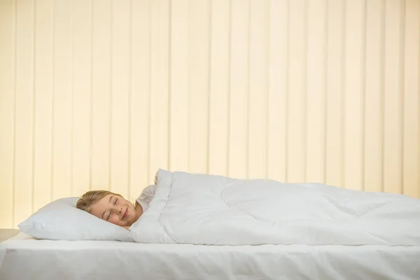 Den Lyckliga Flickan Sover Sängen — Stockfoto