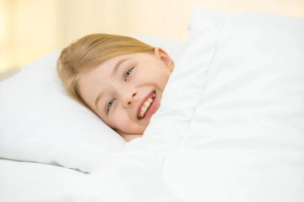 Den Söta Flickan Låg Sängen Med Vita Sängkläder — Stockfoto