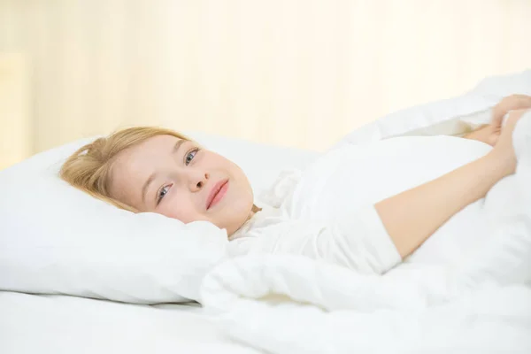 Jolie Fille Couchée Sur Lit Avec Des Draps Blancs — Photo