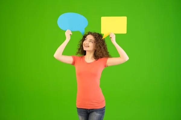 Joven Mujer Pie Con Signos Diálogo Fondo Verde — Foto de Stock