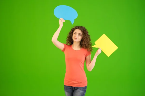 Молода Жінка Стоїть Діалоговими Знаками Зеленому Тлі — стокове фото