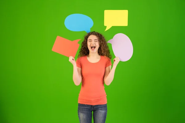 Mujer Feliz Pie Mantener Signos Diálogo Fondo Verde — Foto de Stock