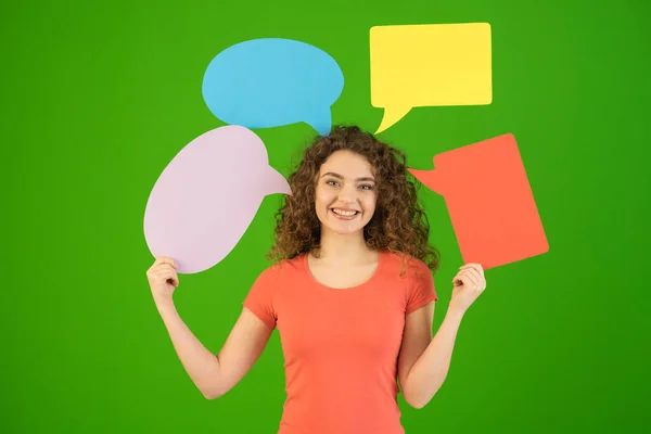 Mujer Sonriente Sostiene Cartel Diálogo Sobre Fondo Verde — Foto de Stock