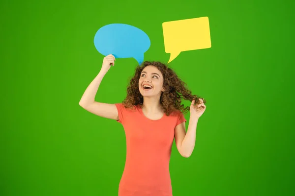 Mujer Sonrisa Pie Con Signos Diálogo Fondo Verde — Foto de Stock