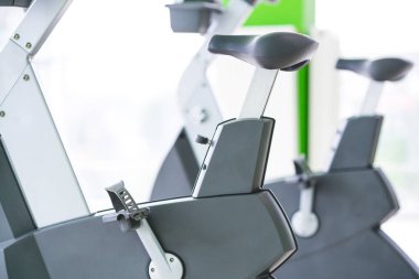 Modern spor salonundaki kardiyo aletleri.