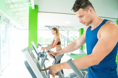 Kardiyo ekipmanındaki spor çifti.