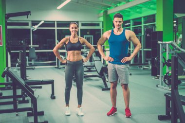 Spor çifti fitness kulübünde duruyor.
