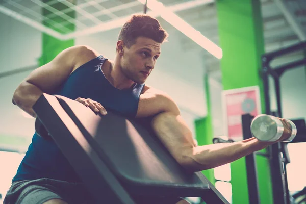 Homem Que Faz Exercício Bíceps Com Halteres Ginásio — Fotografia de Stock