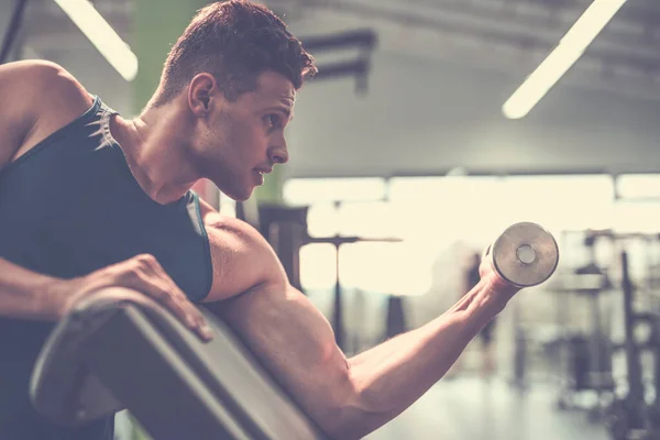 Omul Care Face Exerciții Biceps Gantere Sala Gimnastică — Fotografie, imagine de stoc