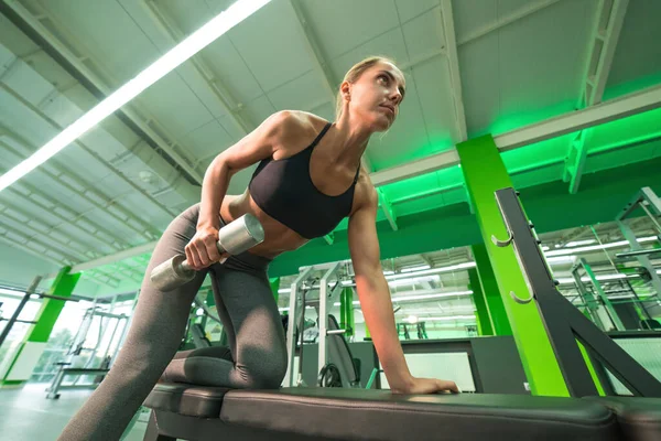 Sporcu Kadın Spor Salonunda Egzersiz Yapıyor — Stok fotoğraf